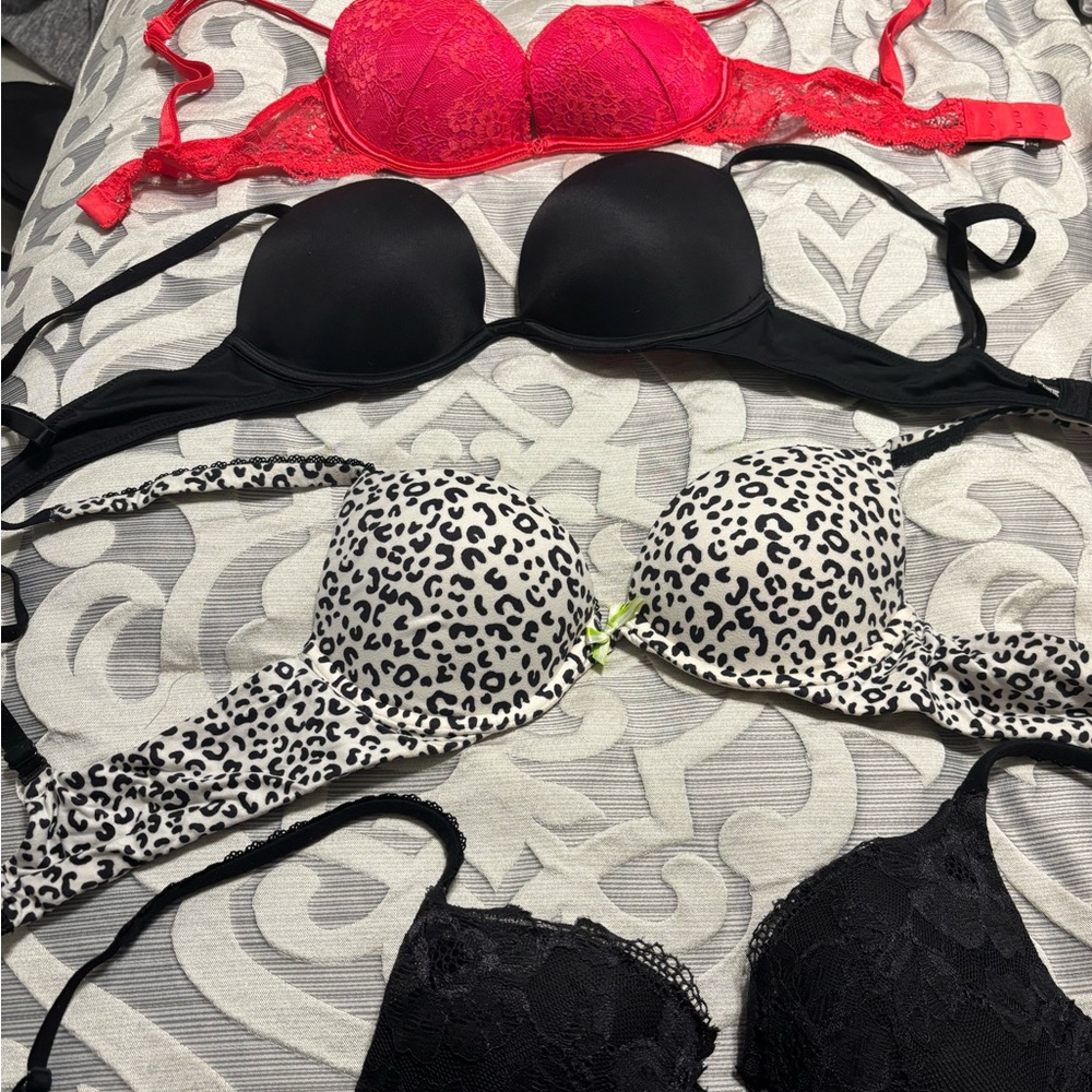Victoria’s Secret 32B